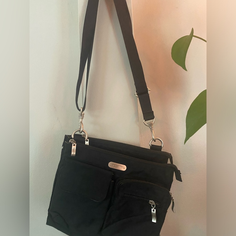Like New Baggallini crossbody bag, black.